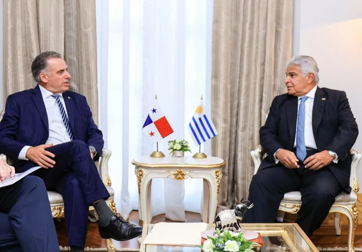 El presidente de Uruguay, Yamandú Orsi, junto a su homólogo panameño, José Raúl Mulino. Foto: Cortesía