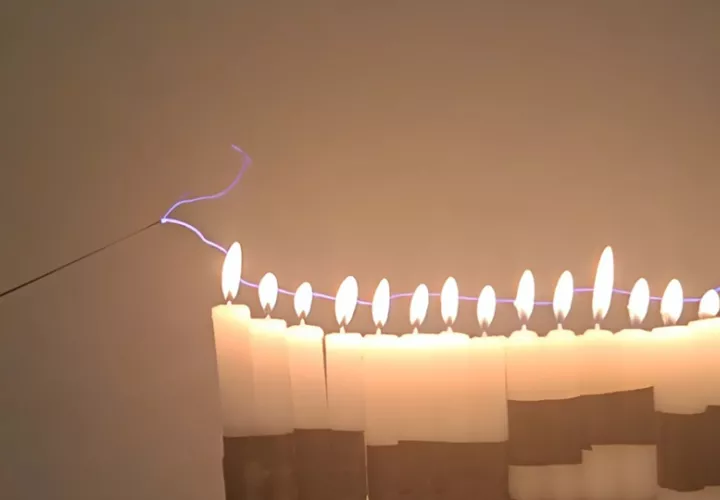 El fuego y la electricidad son formas de energía que han cautivado y esculpido la conciencia del ser humano desde sus inicios. Foto: Cortesía