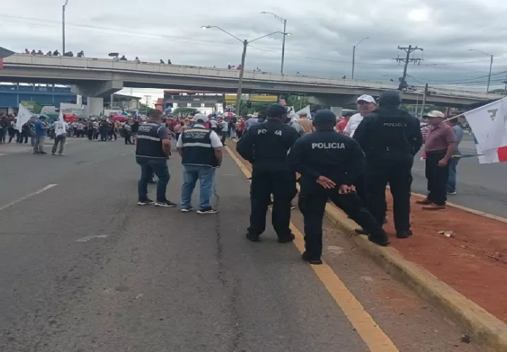 En la vía a la altura del puente 19 de julio, la manifestación era vigilada por la Policía Nacional. Foto. Melquíades Vásquez