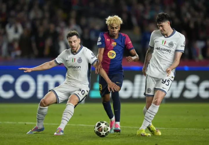 Lamine Yamal del Barcelona (cent.), disputa el balón ante dos jugadores del Inter Milán. Foto: EFE