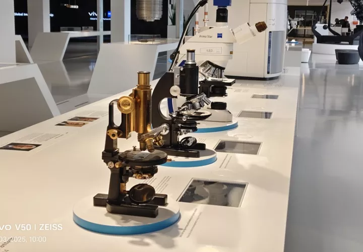 Desde microscopios hasta sofisticadas cámaras tiene el Museo de Óptica de Zeiss. Foto: KL
