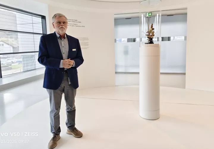 El Dr.  Kurt Becker durante el tour por el museo. Foto: KL