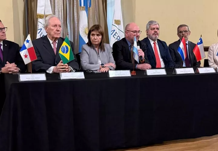 Durante la firma de acuerdo. Foto: Cortesía