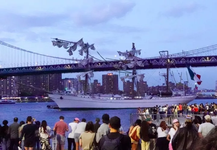 El buque Cuauhtémoc chocó contra el puente de Brooklyn, en Nueva York. Foto: EFE