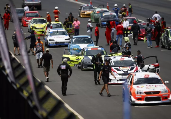 Pilotos y autos de carrera en el Autódromo de Panamá. Foto:EFE
