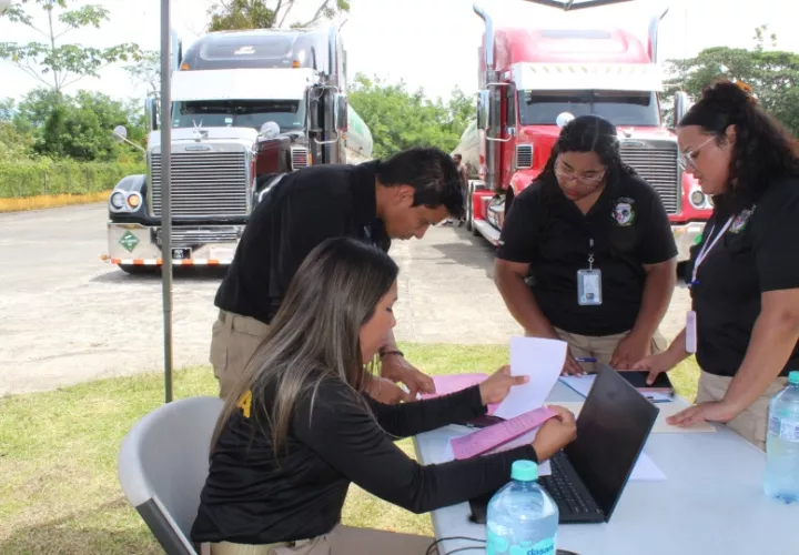 Aduanas verifica mercancía. Foto: Cortesía. 