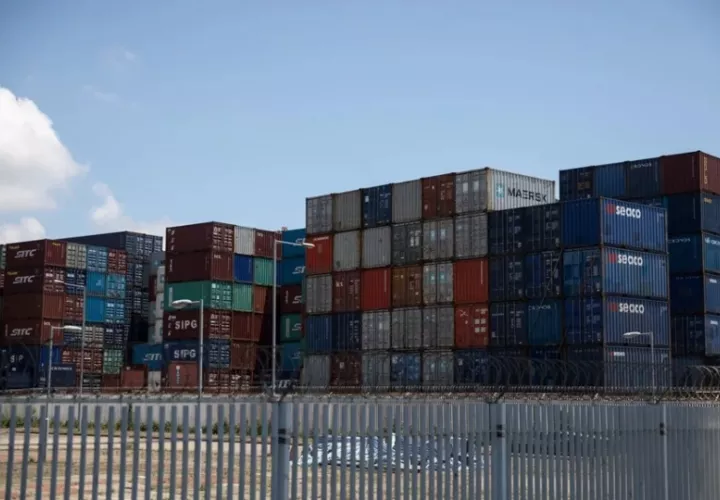 Contenedores almacenados en el puerto de Hong Kong, China. Foto: EFE