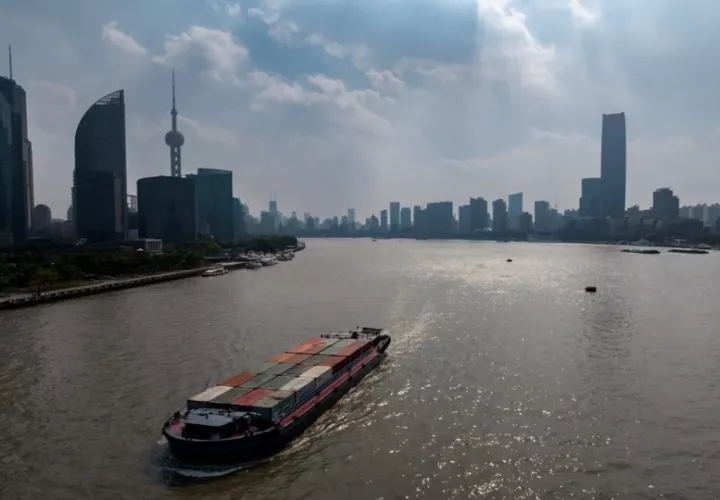 Una fotografía aérea muestra un carguero navegando por el río Huangpu en Shanghái. EFE