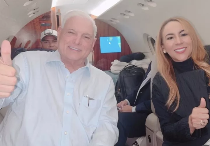El expresidente Ricardo Martinelli junto a su abogada Jessica Canto.