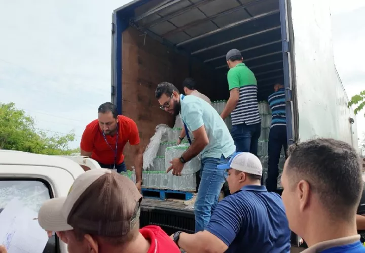 Desde el inicio de la contingencia, se han movilizado más de 210 mil galones de agua en Chitré y 80 mil en Los Santos, mediante camiones cisterna. Foto. Thays Domínguez