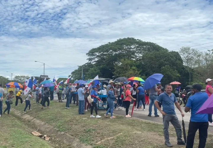 En Azuero, durante la manifestación, los docentes realizaron cierres intermitentes en la vía, generando afectaciones al flujo vehicular Foto. Thays Domínguez