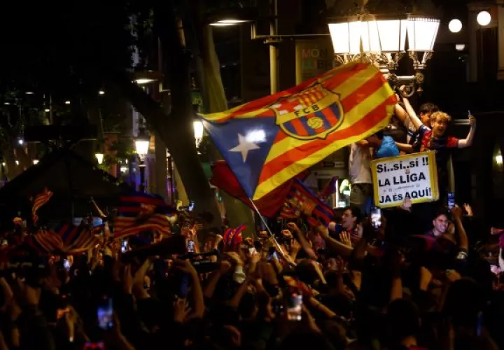 Aficionados del Barça celebran en la fuente de Canaletas el título. Foto: EFE