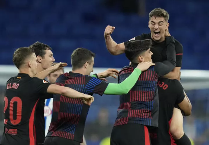 Jugadores del Barcelona festejan el título en la liga española. Foto: EFE