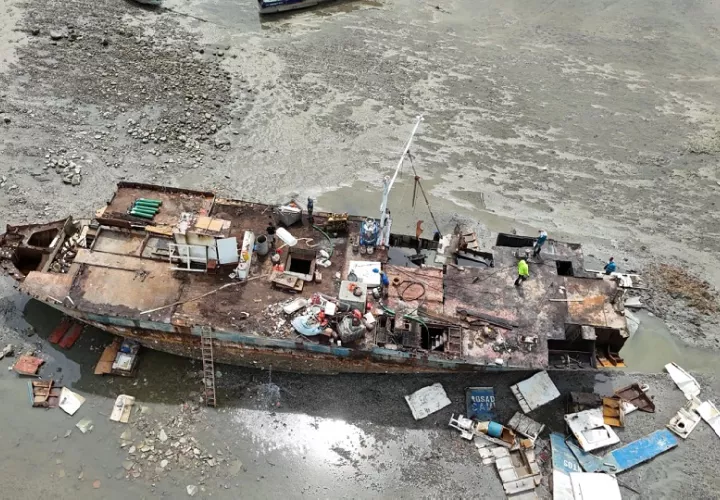 Durante el operativo también se ubicó agua oleosa con trazas de hidrocarburos en el cuarto de máquinas, lo que representa un riesgo de contaminación marina. Foto. 