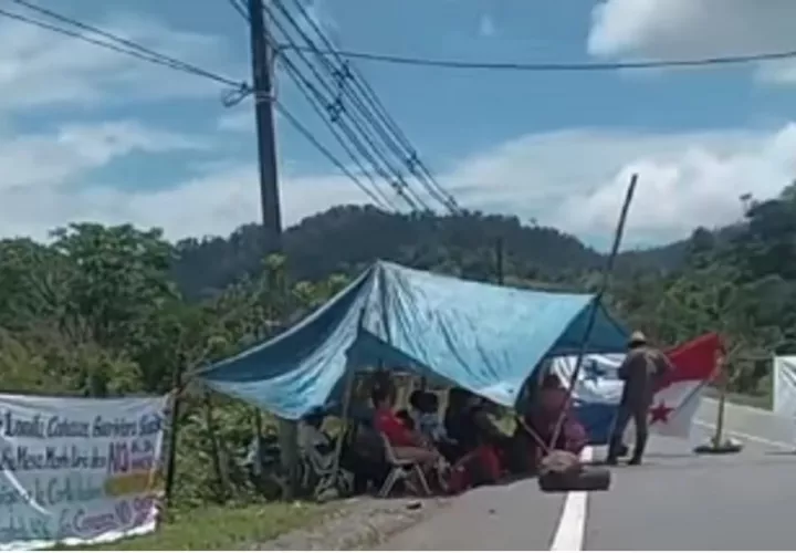 La dirigencia de las fincas bananeras mantienen los cierres de puntos importantes de la provincia de Bocas del Toro.