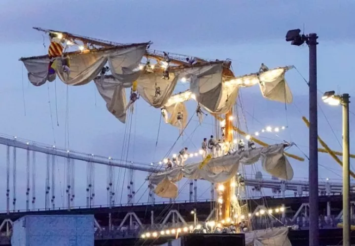 Marineros en los mástiles del Buque Escuela Cuauhtémoc. Foto: EFE