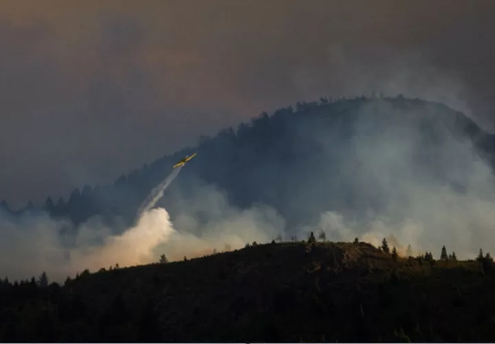Fotografía sin fecha cedida de una avioneta tratando de controlar un incendio forestal en Neuquén (Argentina).EFE/ Greenpeace