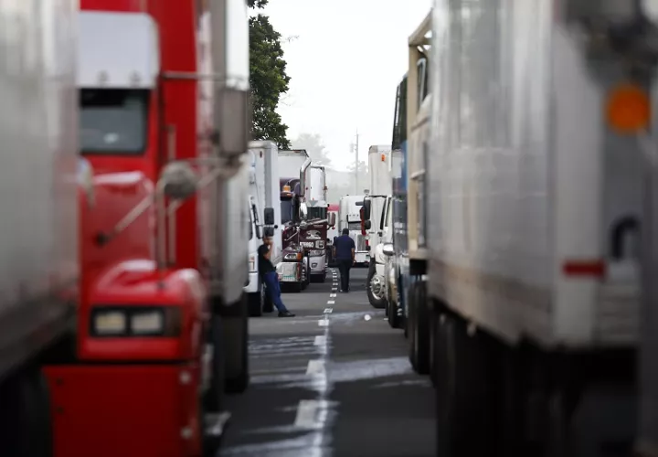 Camioneros esperan que las vías sean desbloqueadas en Viguí, provincia de Veraguas. Foto: EFE