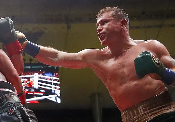 El mexicano Saúl 'Canelo' Álvarez (der.). Foto:EFE