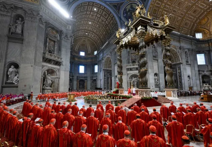 La misa "Pro eligendo pontifice", que oficia el decano del colegio cardenalicio, Giovanni Battista Re, comenzó este miércoles en la basílica de San Pedro ante la presencia de los 133 cardenales. Foto: EFE