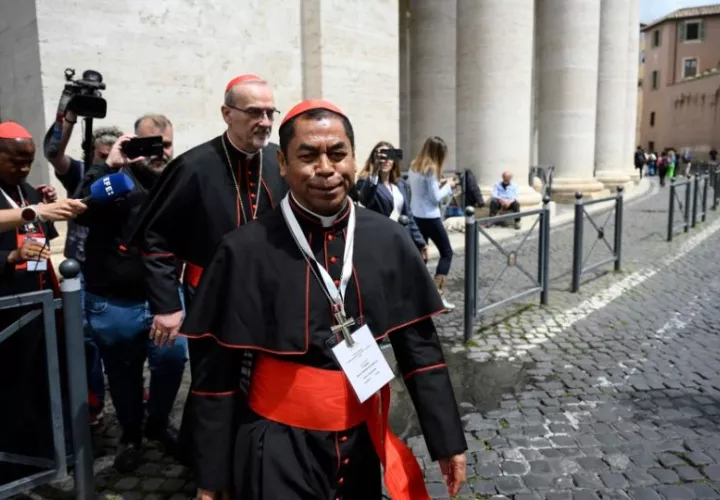 El Cardenal Virgilio Do Carmo Da Silva camina en la Plaza de San Pedro durante la reunión de la Congregación General de los Cardenales. Foto: EFE