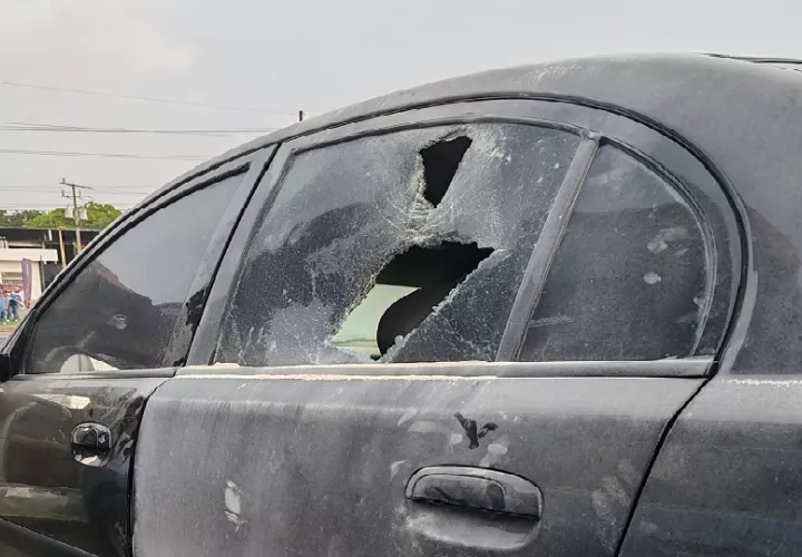  El Comisionado Adolfo Pérez, jefe de la Zona Policial de Panamá Oeste, indicó que fue un manifestante el que tomó el bote de gas lacrimógeno y lo lanzó dentro del auto. Foto. Eric Montenegro