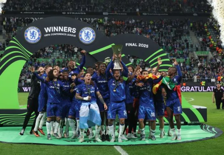 El equipo del Chelsea festeja su título. Foto: EFE