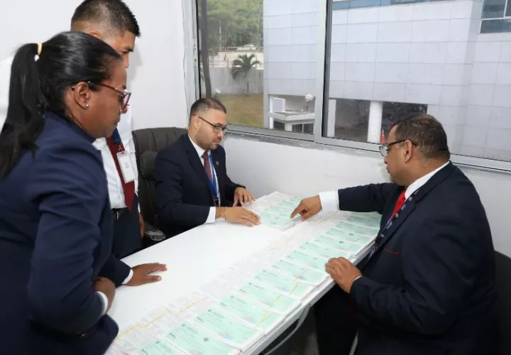 Funcionarios de la Asamblea Nacional reciben el pago de sus salarios con cheques. Foto: Archivo