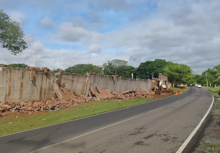 Por parte del departamento de ingeniería del Municipio de La Chorrera también se realizó una inspección al sitio. Foto. Eric Montenegro
