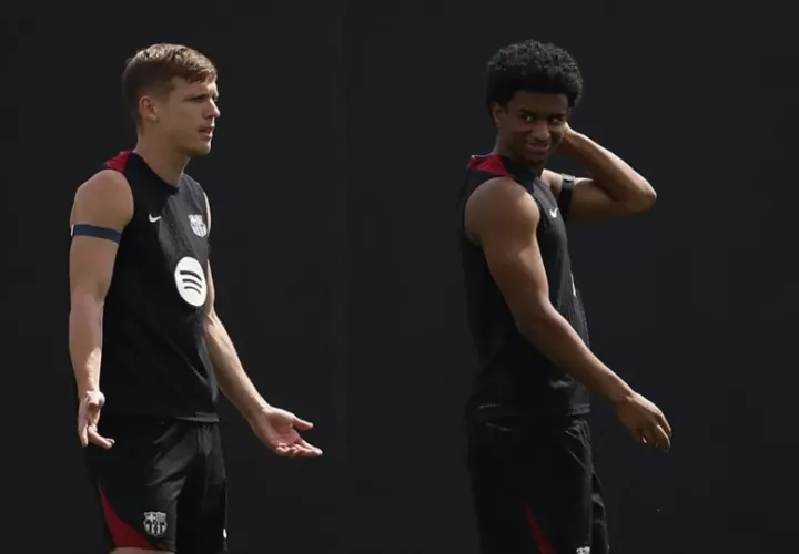Los jugadores del FC Barcelona Dani Olmo y Alejandro Balde (d) durante el entrenamiento. Foto:EFE
