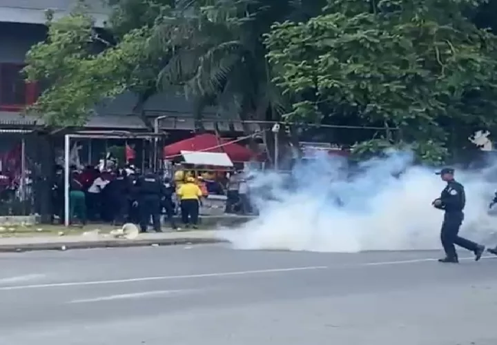  Las Unidades del Control de Multitudes procedieron a despejar la vía, con gases irritantes, por lo que los manifestantes corrieron a refugiarse en esta casa de estudios superiores. Foto. Diómedes Sánchez