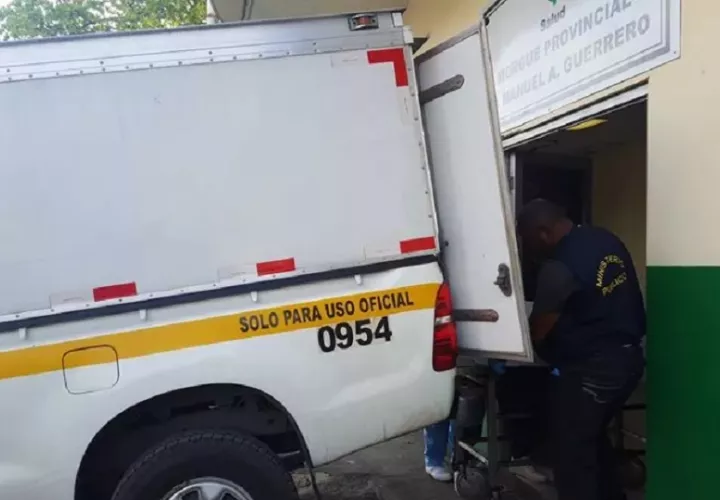 El cuerpo fue trasladado a la morgue judicial en la ciudad de Colón para la práctica de la necropsia de ley. Foto. Archivo
