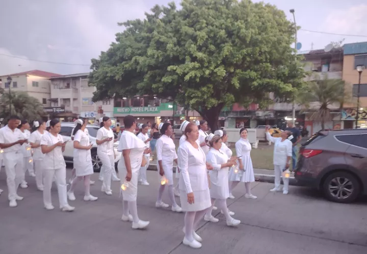 Las enfermeras iniciaron el desfile desde la calle 9, avenida Central de la ciudad atlántica y recorrieron todo el paseo Juan Demóstenes Arosemena hasta culminar en la calle primera. Foto. Diómedes Sánchez