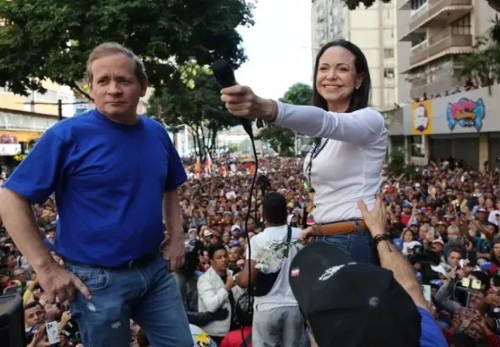 La líder opositora de Venezuela María Corina Machado (d), acompañada por el exdiputado Juan Pablo Guanipa, en una fotografía de archivo. EFE/