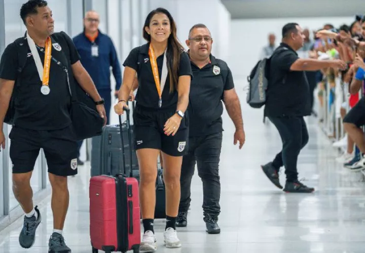 Amarelis De Mera con su medalla de subcampeona en futsal Foto: FPF