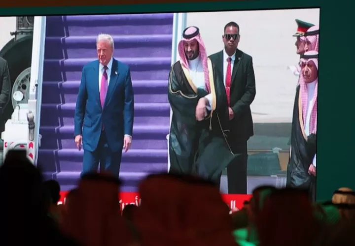 Donald Trump es recibido en la Terminal Real del Aeropuerto Internacional Rey Khaled, de Riad, por el primer ministro y príncipe heredero, Mohamed bin Salmán. Foto: EFE