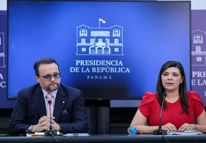 El ministro del MICI, Julio Moltó y la titular de Mitradel, Jackeline Muñoz. Foto: Cortesía