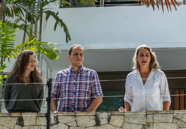 Fotografía de archivo de los opositores venezolanos Claudia Macero (i), Pedro Uchurrurtu (c) y Magalli Meda, asilados en la Embajada de Argentina en Caracas.  Foto: EFE 