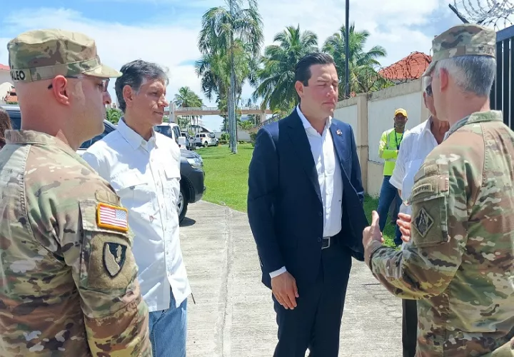 Kevin Cabrera dijo que su gobierno prestará su equipo de ingenieros para poder mejorar la calidad de vida de las personas que viven en la urbe colonense. Foto. Diómedes Sánchez