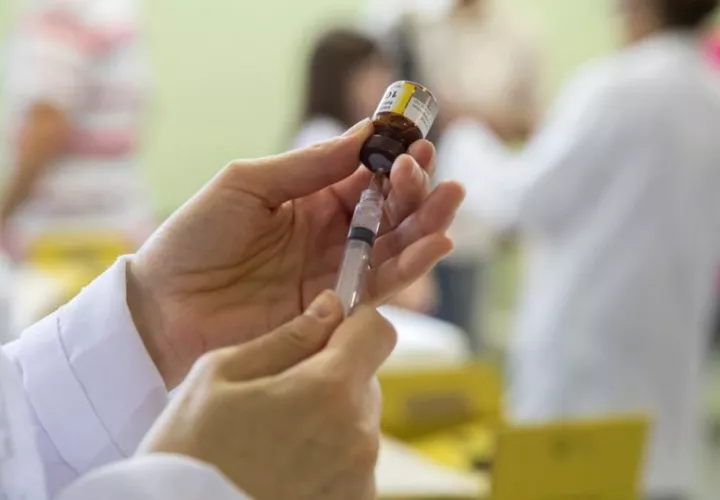 Enfermera prepara dosis de una vacuna contra la fiebre amarilla. Foto: EFE