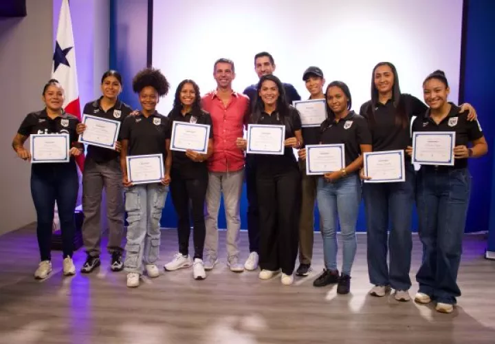 Equipo de futsal femenino recibió un reconocimiento en Pandeportes. Foto: Pandeportes