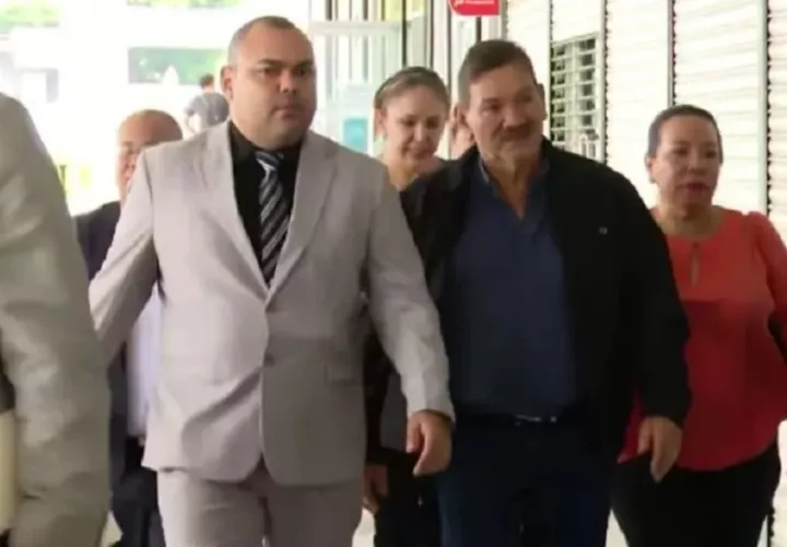 Momento de la llegada de Genaro López a la Fiscalía. Foto: Redes Sociales