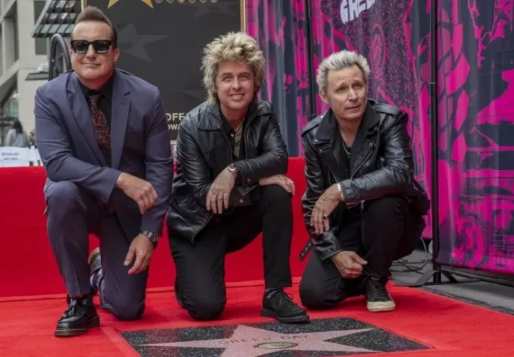 Tre Cool, Billie Joe Armstrong y Mike Dirnt posan con su estrella. Foto: EFE / EPA / Jill Connelly
