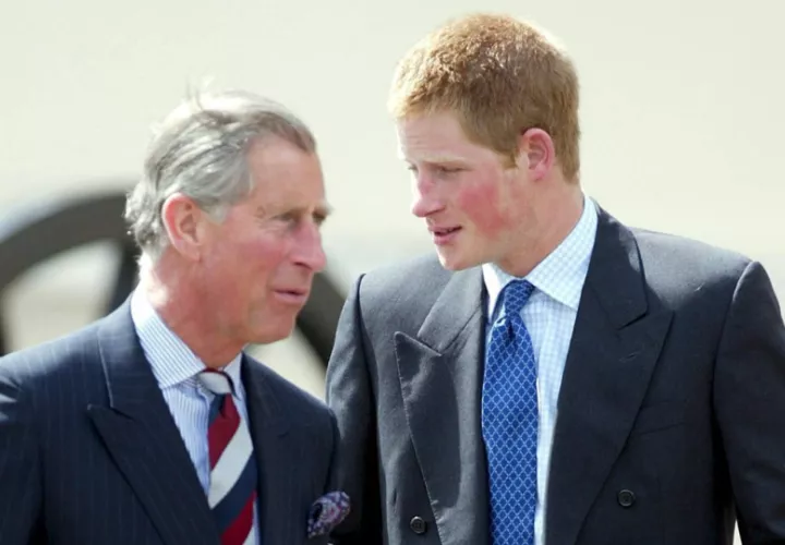 El rey Carlos III y su hijo menor, el príncipe Enrique. Foto: EFE / Gerry Penny