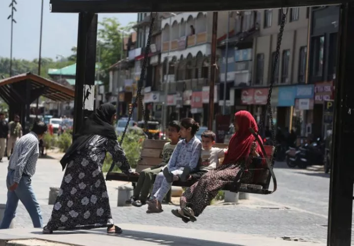 Niños jugando en un columpio en Srinagar, India. Foto: EFE