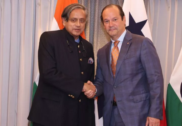 El residente del Comité Parlamentario de Asuntos Exteriores de India, Shashi Tharoor, junto al canciller panameño, Javier Martínez-Acha. Foto: Cortesía