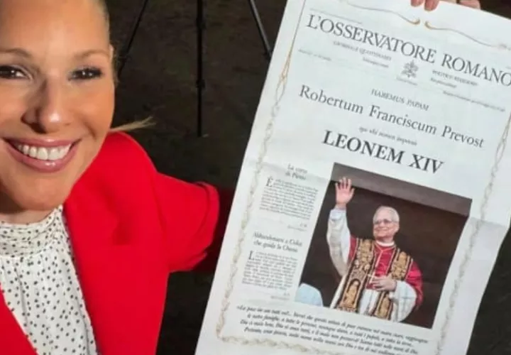 Jenia Nenzen posa con la portada del diario del Vaticano 'L’Osservatore Romano'. Foto: Instagram / @jenianenzen