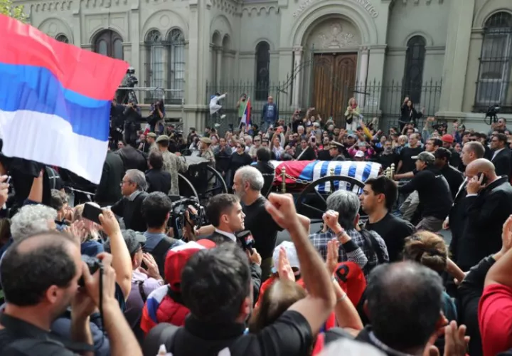 Personas asisten al cortejo fúnebre del expresidente uruguayo José Mujica. Foto: EFE