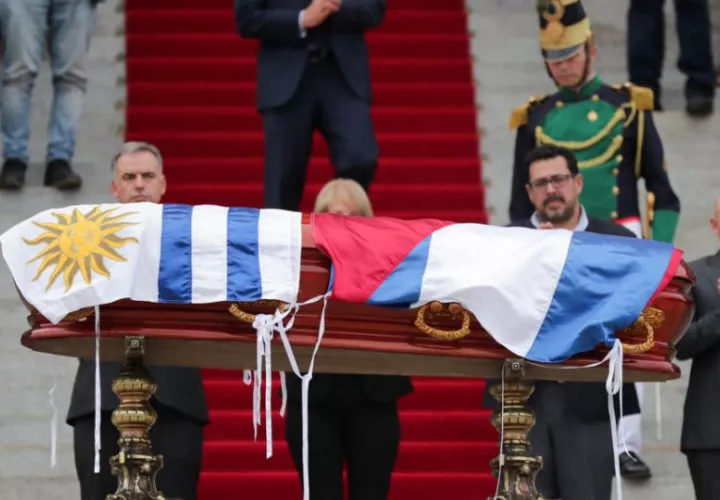 El presidente de Uruguay, Yamundú Orsi (i), la vicepresidenta de Uruguay, Beatriz Argimón, y el secretario de la Presidencia, Alejandro Sánchez acompañan el féretro del expresidente uruguayo José Mujica. Foto: EFE
