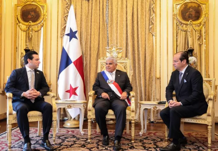 El ministro de Relaciones Exteriores de Panamá, Javier Martínez-Acha (i), el presidente de Panamá, José Raúl Mulino (c), y el nuevo embajador de Estados Unidos en Panamá, Kevin Cabrera. Foto: Cortesía
